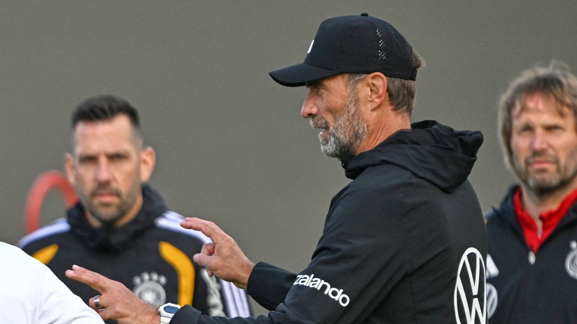 dpatop - 22 September 2026, Bavaria, Herzogenaurach: Soccer: National team, training ahead of the first Nations League match against the Netherlands. National team coach Jürgen Klopp (Germany) gives tactical instructions. Photo: Federico Gambarini/dpa