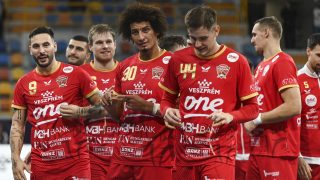 A One Veszprém HC játékosai ünnepelnek a kézilabda klubvilágbajnokság B csoportjának 3., utolsó fordulójában.