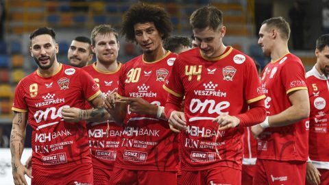 A One Veszprém HC játékosai ünnepelnek a kézilabda klubvilágbajnokság B csoportjának 3., utolsó fordulójában.