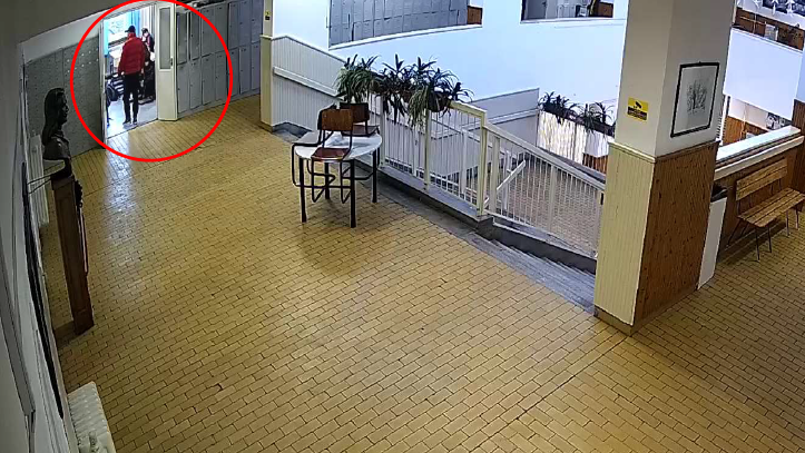 Vádat emeltek egy bűntetett előéletű férfival szemben, aki az iskolába berontva fenyegette meg a fia tanárnőjét