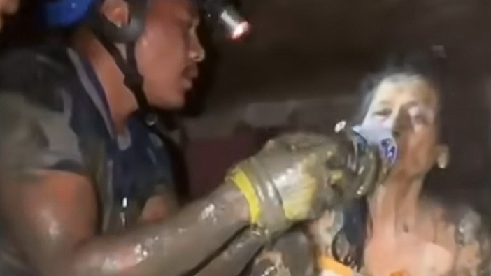 Videó: Tíz nap után mentettek ki egy nőt a nepáli villámáradás romjai alól