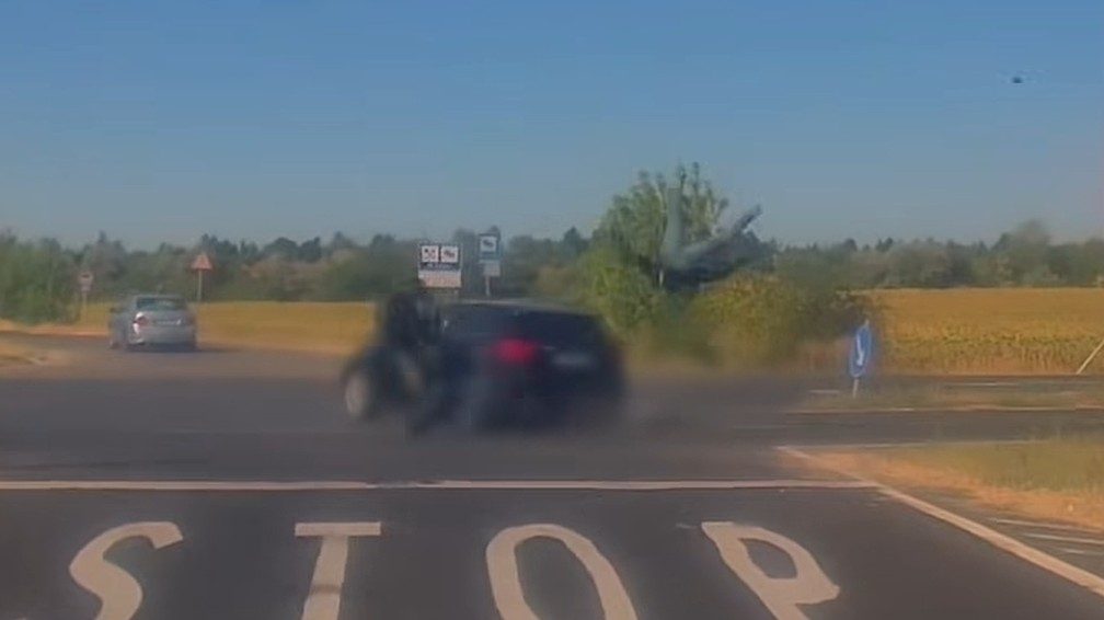 Videó arról, ahogy egy motoros becsapódik, majd átrepül egy kocsi fölött