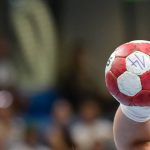 Kristine Breistoel (b) és Kari Brattset (j), a Győri Audi ETO KC, valamint Emily Vogel, az FTC-Toyota Kovács (k) játékosa a női kézilabda szuperkupa döntőjében játszott Győri Audi ETO KC- FTC-Toyota Kovács mérkőzésen a székesfehérvári MET Arénában 2026. augusztus 30-án.