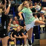 Klujber Katrin, az FTC (j) és Ana Abina, a Krim Mercator Ljubljana játékosa a női kézilabda Bajnokok Ligája 2. fordulójának FTC-Toyota Kovács - Krim Mercator Ljubljana mérkőzésén Érden.