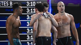 Németh Nándor, Milák Kristóf, Kós Hubert és Szabó Szebasztián (b-j), a győztes magyar váltó tagjai a férfi 4x100 méteres gyorsváltó döntője után a párizsi vizes Európa-bajnokságon az olimpiai vizesközpontban 2026. augusztus 13-án.