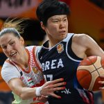Takács-Kiss Virág (b) és a koreai An Dzsin a női kosárlabda-világbajnokság B csoportjának harmadik fordulójában játszott Magyarország – Koreai Köztársaság mérkőzésen a berlini Max Schmeling Csarnokban 2026. szeptember 7-én.