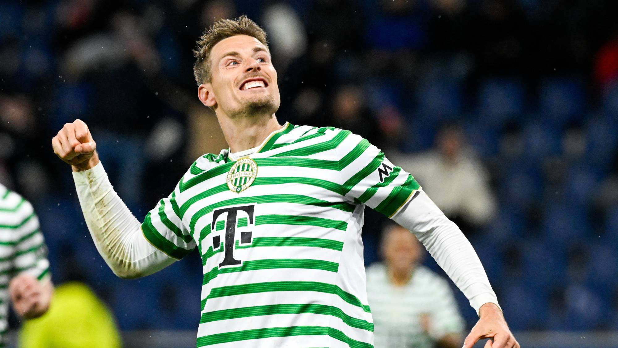 A gólszerző Kristoffer Zachariassen, a Ferencváros játékosa ünnepel a labdarúgó Európa-liga alapszakaszának harmadik fordulójában játszott FC Red Bull Salzburg - Ferencvárosi TC mérkőzésen a salzburgi Red Bull Arénában 2025. október 23-án.