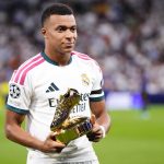 Kylian Mbappé a BL-gólkirálynak járó díjjal.