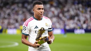 Kylian Mbappé a BL-gólkirálynak járó díjjal.