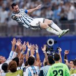 Lionel Messit dobálják a magasba csapattársai az Egyiptom elleni vb-meccs után.