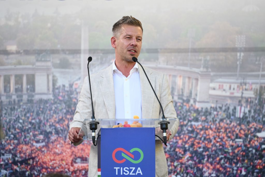 Tojással akarták megdobni Magyar Pétert Szolnokon