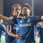 Martin Baturina ünnepel, miután gólt szerzett a Bajnokok Ligájában a Lipcse ellen.
