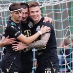 Veljko Birmancevic, Matus Bero és Franko Kovacevic, a Ferencváros játékosai (b-j) ünneplik csapatuk gólját.