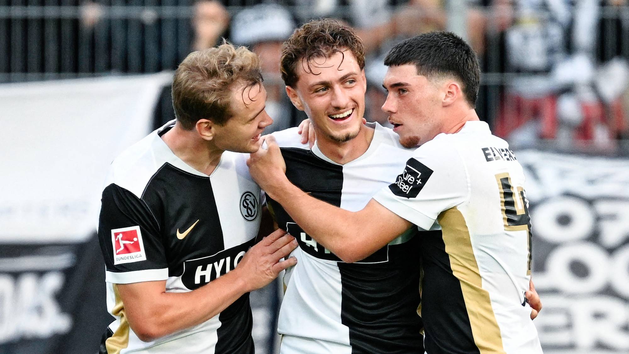 13 September 2026, Saarland, Spiesen-Elversberg: Soccer, Men: Bundesliga, SV Elversberg vs. Bayern Munich, Matchday 3, Ursapharm-Arena an der Kaiserlinde. Goal scorer Maurice Krattenmacher (M, SV 07 Elversberg) celebrates with his teammates after scoring the goal that tied the game at 1-1. Photo: Uwe Anspach/dpa - IMPORTANT NOTICE: In accordance with the regulations of the Bundesliga and the German Football Association (DFB), it is prohibited to use or allow the use of photographs taken in the stadium and/or during the game in the form of sequential images and/or video-like photo sequences.