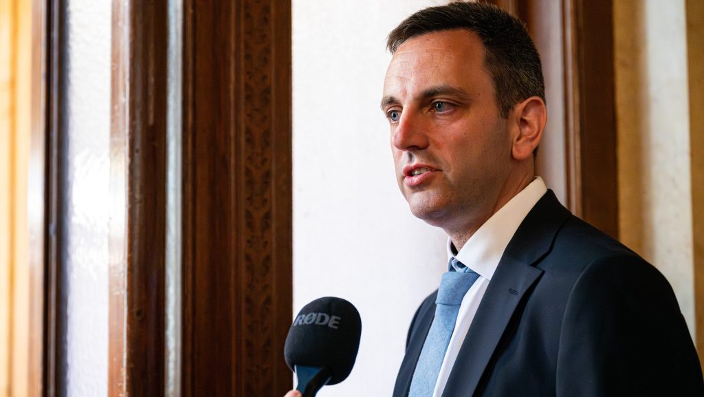 A tervezettnél később hozhatják csak nyilvánosságra az ügynökaktákat