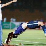 TEHRAN, IRAN - JULY 31: (BILD ZEITUNG OUT) head coach Yahya Golmohammadi of Persepolis looks on, Nader Mohammadi of Peykan does a somersault throw-in during the Persian Gulf Pro League Match between Paykan and Persepolis at Shahr-e Qods Stadium on July 31, 2021 in Tehran, Iran. (Photo by Mohammad Karamali/DeFodi Images via Getty Images)