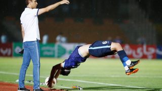 TEHRAN, IRAN - JULY 31: (BILD ZEITUNG OUT) head coach Yahya Golmohammadi of Persepolis looks on, Nader Mohammadi of Peykan does a somersault throw-in during the Persian Gulf Pro League Match between Paykan and Persepolis at Shahr-e Qods Stadium on July 31, 2021 in Tehran, Iran. (Photo by Mohammad Karamali/DeFodi Images via Getty Images)
