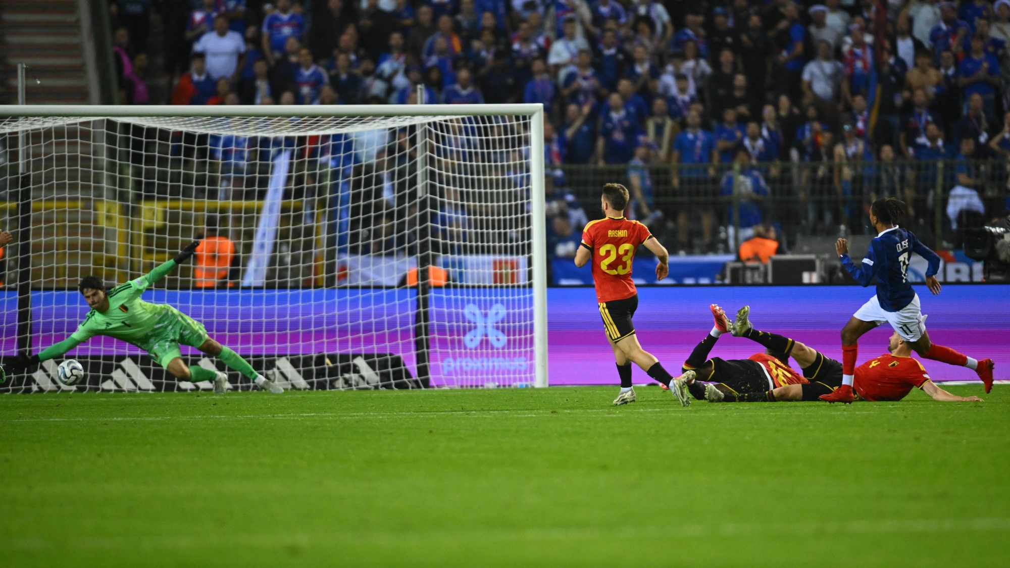 Michael Olise a góljánál két védőt is elfektetett,