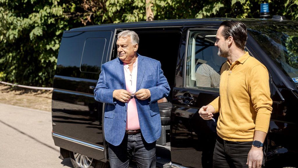 Orbán Viktor a „room touron” vaságyról és arról is beszélt, hogy ki a főnök