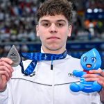 Az ezüstérmes Pápai Olivér a férfi 400 méteres gyorsúszás eredményhirdetése után a párizsi vizes Európa-bajnokságon az olimpiai vizesközpontban 2026. augusztus 16-án.