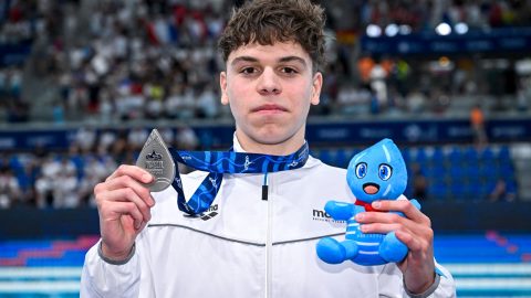 Az ezüstérmes Pápai Olivér a férfi 400 méteres gyorsúszás eredményhirdetése után a párizsi vizes Európa-bajnokságon az olimpiai vizesközpontban 2026. augusztus 16-án.