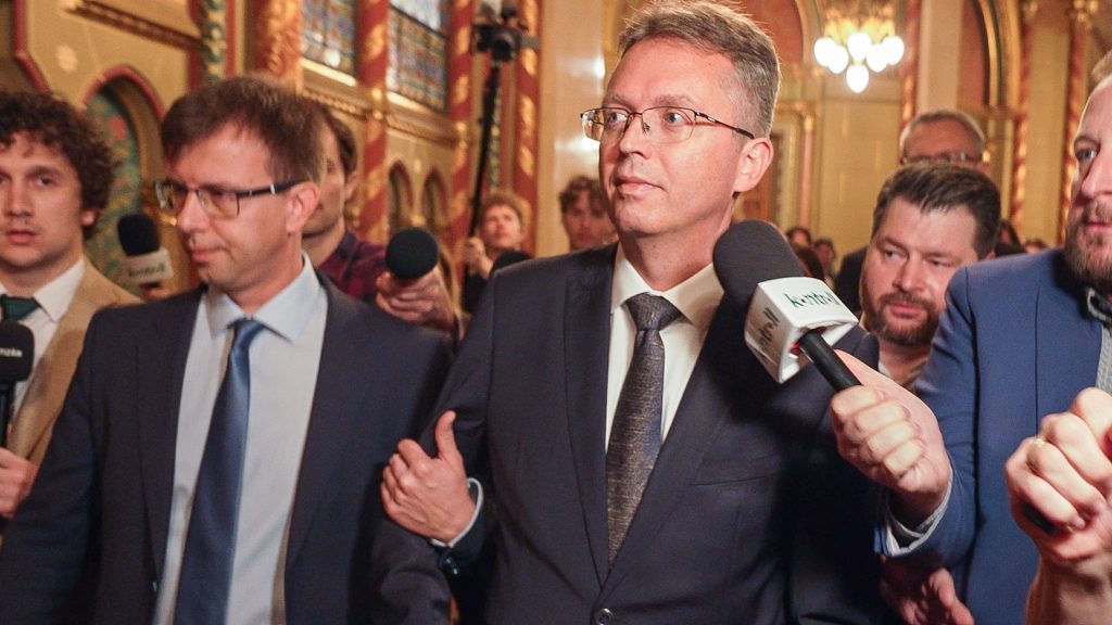 Hankó politikai fogságban, Seszták őrizetben, demokrácia működésben