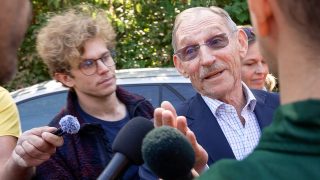 Pintér Sándor nyilatkozik a sajtónak a kötcsei pikniken