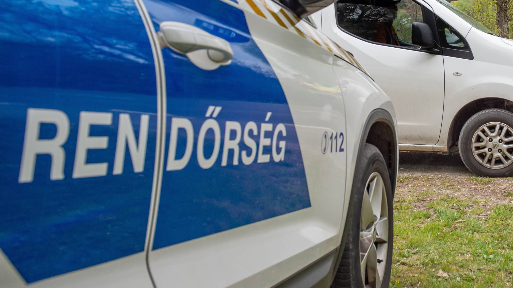 Rendőrségi közúti ellenőrzés a Speedmarathon elnevezésű közlekedésbiztonsági ellenőrzési akció során Orfűn 2026. április 15-én. A rendőrség a gyorshajtók kiszűrése érdekében április 13. és 19. között Magyarország egész területén sebességellenőrzést végez.