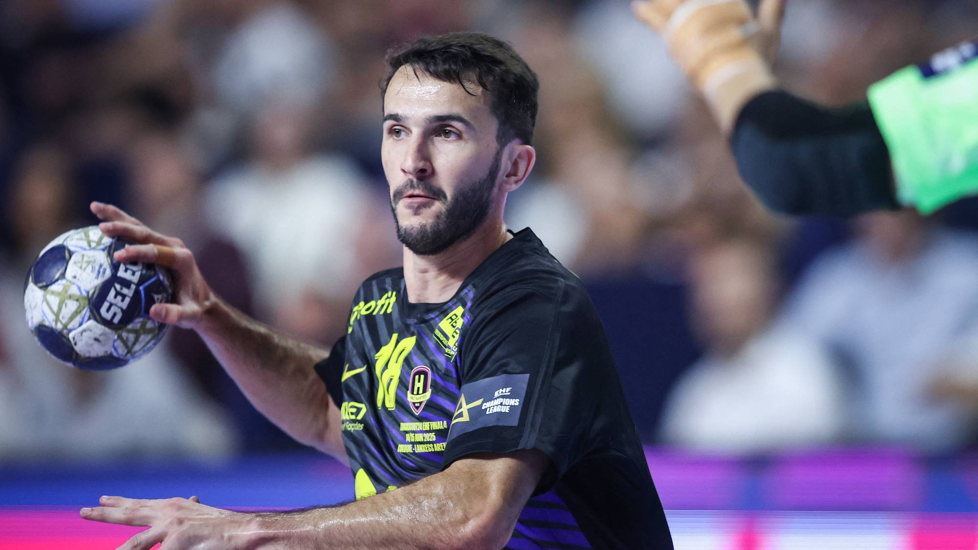 Nantes's French left back #18 Romain Lagarde plays the ball during the EHF Handball Champions League Final 4 third place match between HBC Nantes and FC Barcelona in Cologne, western Germany on June 15, 2025.