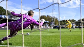 VELSEN-ZUID - Telstar goalkeeper Ronald Koeman with the equalizing penalty during the Dutch Eredivisie match between Telstar and Cambuur at the BUKO Stadium on September 6, 2026 in Velsen, the Netherlands. OLAF KRAAK / ANP (Photo by ANP via Getty Images)
