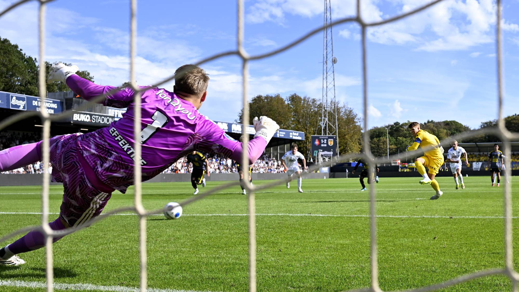 VELSEN-ZUID - Telstar goalkeeper Ronald Koeman with the equalizing penalty during the Dutch Eredivisie match between Telstar and Cambuur at the BUKO Stadium on September 6, 2026 in Velsen, the Netherlands. OLAF KRAAK / ANP (Photo by ANP via Getty Images)