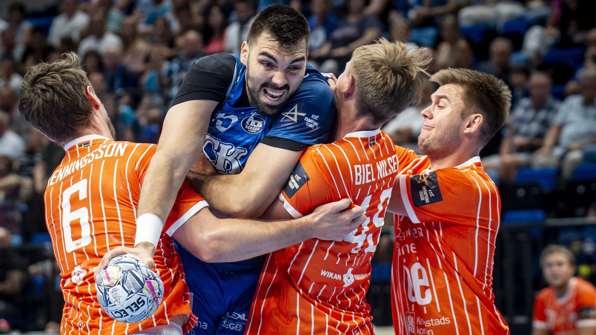 Rosta Miklós, a Szeged (b2), valamint Philipp Henningsson (b) és Isaac Biel Nielsen (b3), a Kristianstad játékosai a férfi kézilabda Bajnokok Ligája 1. fordulójának OTP Bank-Pick Szeged - IFK Kristianstad mérkőzésén a szegedi Pick Arénában 2026. szeptember 10-én.