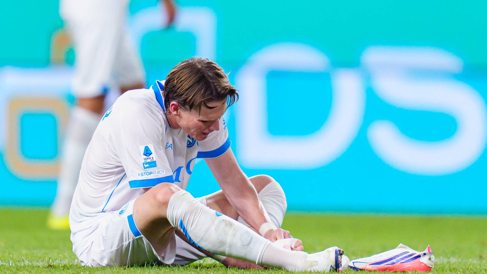 Scott McTominay of SSC Napoli lies down injured during the Serie A Enilive match between Genoa CFC and SSC Napoli at Luigi Ferraris Stadium on August 22, 2026 in Genoa, Italy (Photo by Giuseppe Maffia/NurPhoto)