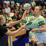 Simon Petra, az FTC (j) és Lana Puncer, a Krim Mercator Ljubljana játékosa a női kézilabda Bajnokok Ligája 2. fordulójának FTC-Toyota Kovács - Krim Mercator Ljubljana mérkőzésén Érden.