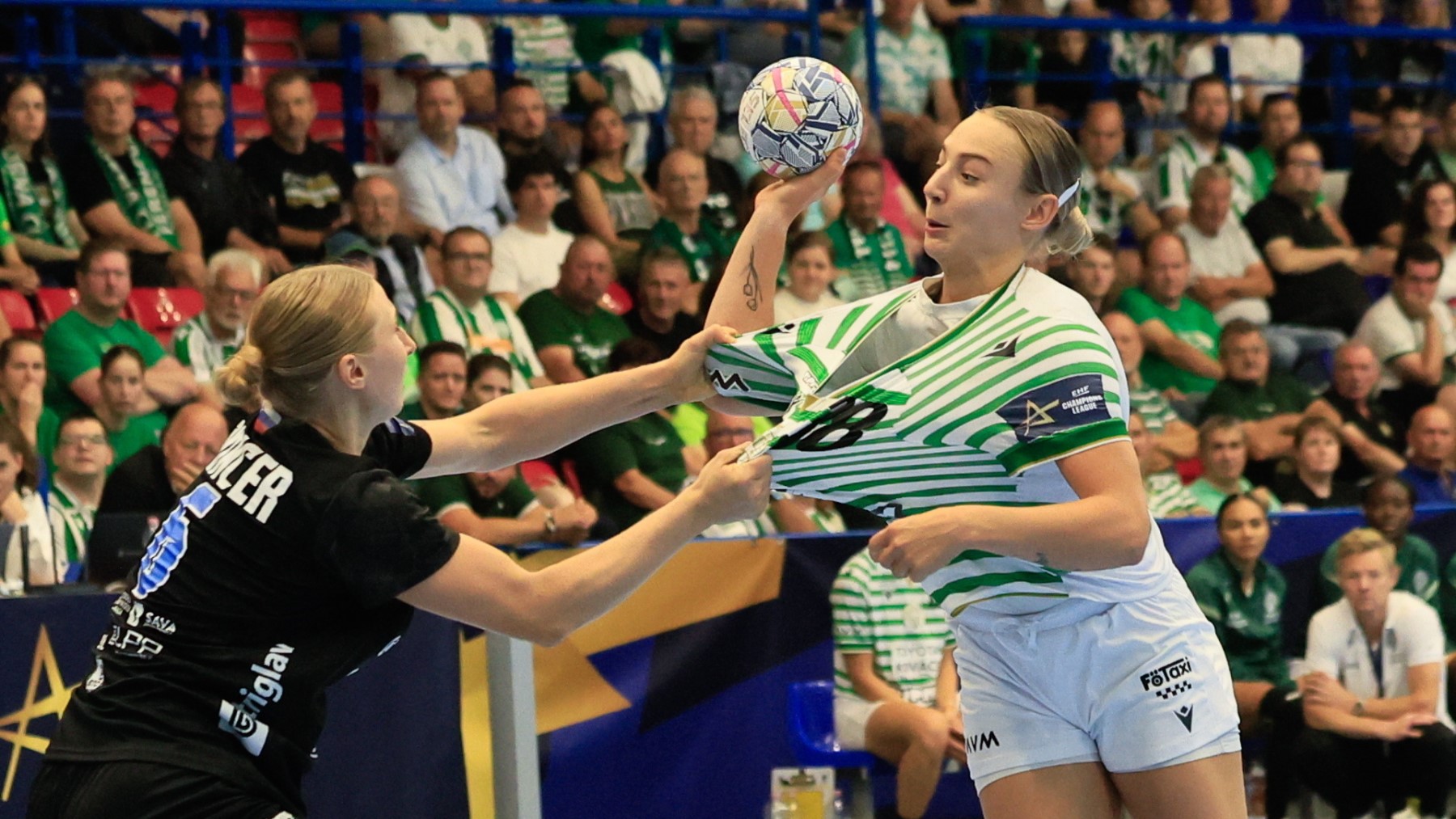 Simon Petra, az FTC (j) és Lana Puncer, a Krim Mercator Ljubljana játékosa a női kézilabda Bajnokok Ligája 2. fordulójának FTC-Toyota Kovács - Krim Mercator Ljubljana mérkőzésén Érden.
