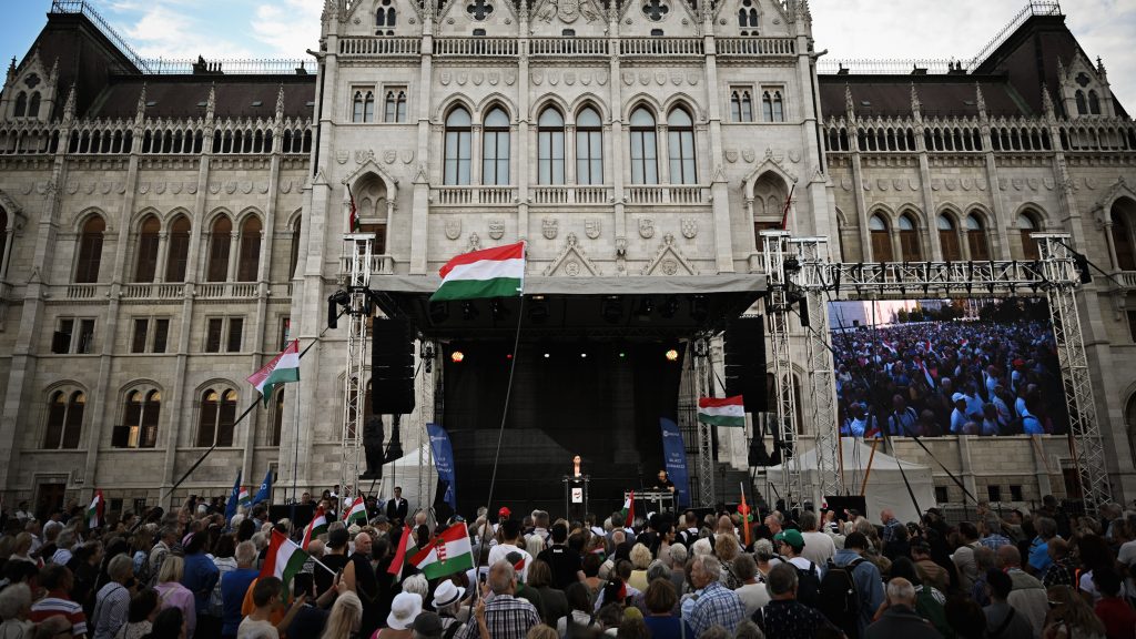 „Eljön a valódi elszámoltatás, és ezek ott fognak állni a tiszta magyarszívű emberek ítélőszéke előtt” – ilyen volt a kormányellenes tüntetés a Kossuth téren
