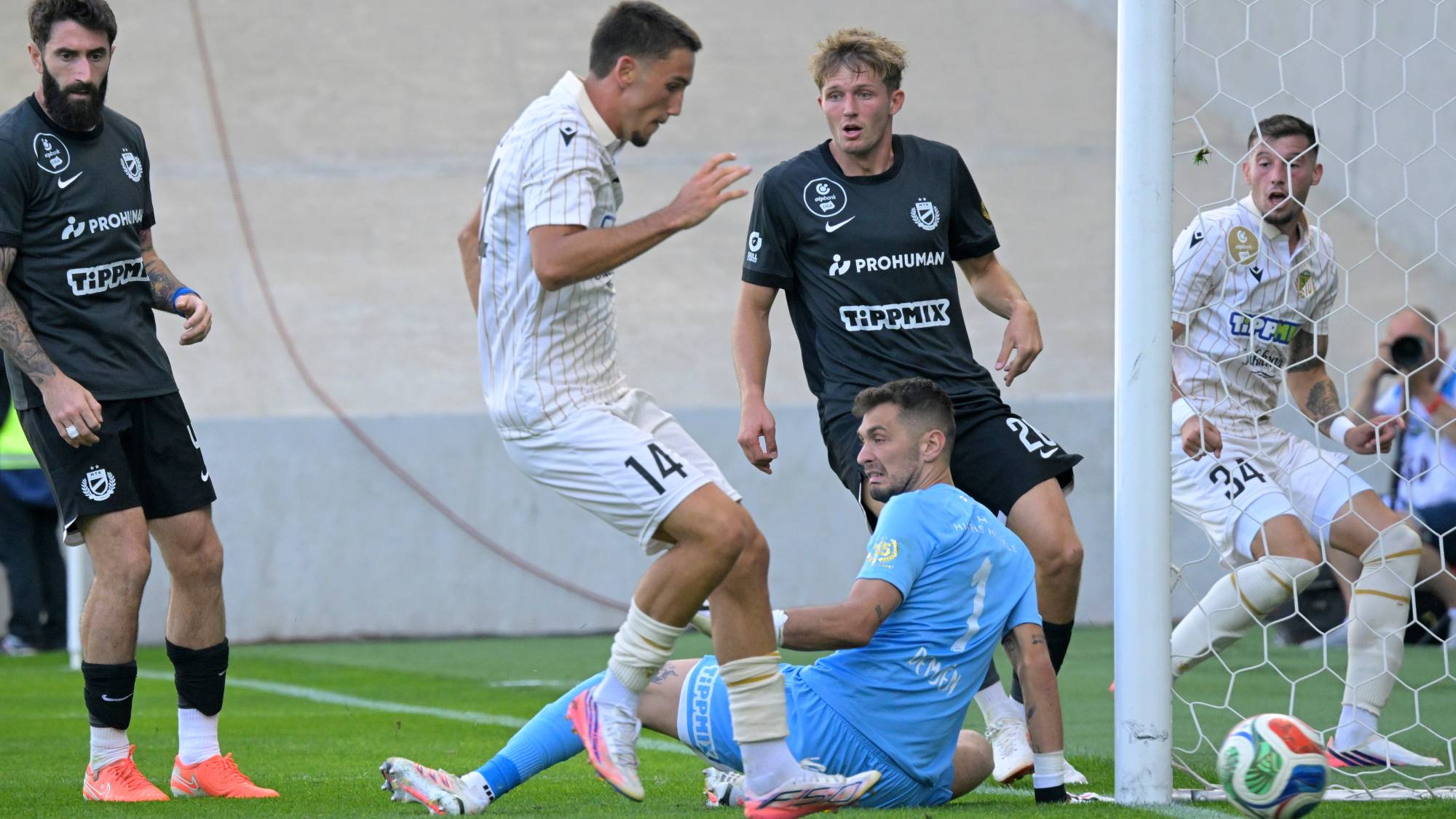 Szép Márton (b2), az ETO játékosa gólt szerez az OTP Bank Liga 8. fordulójának az MTK - ETO FC Győr mérkőzésén a Új Hidegkuti Nándor Stadionban 2026. szeptember 20-án.