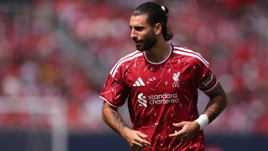 Új korszak kezdődik Liverpoolban, 17 év után cserél mezszponzort a klub