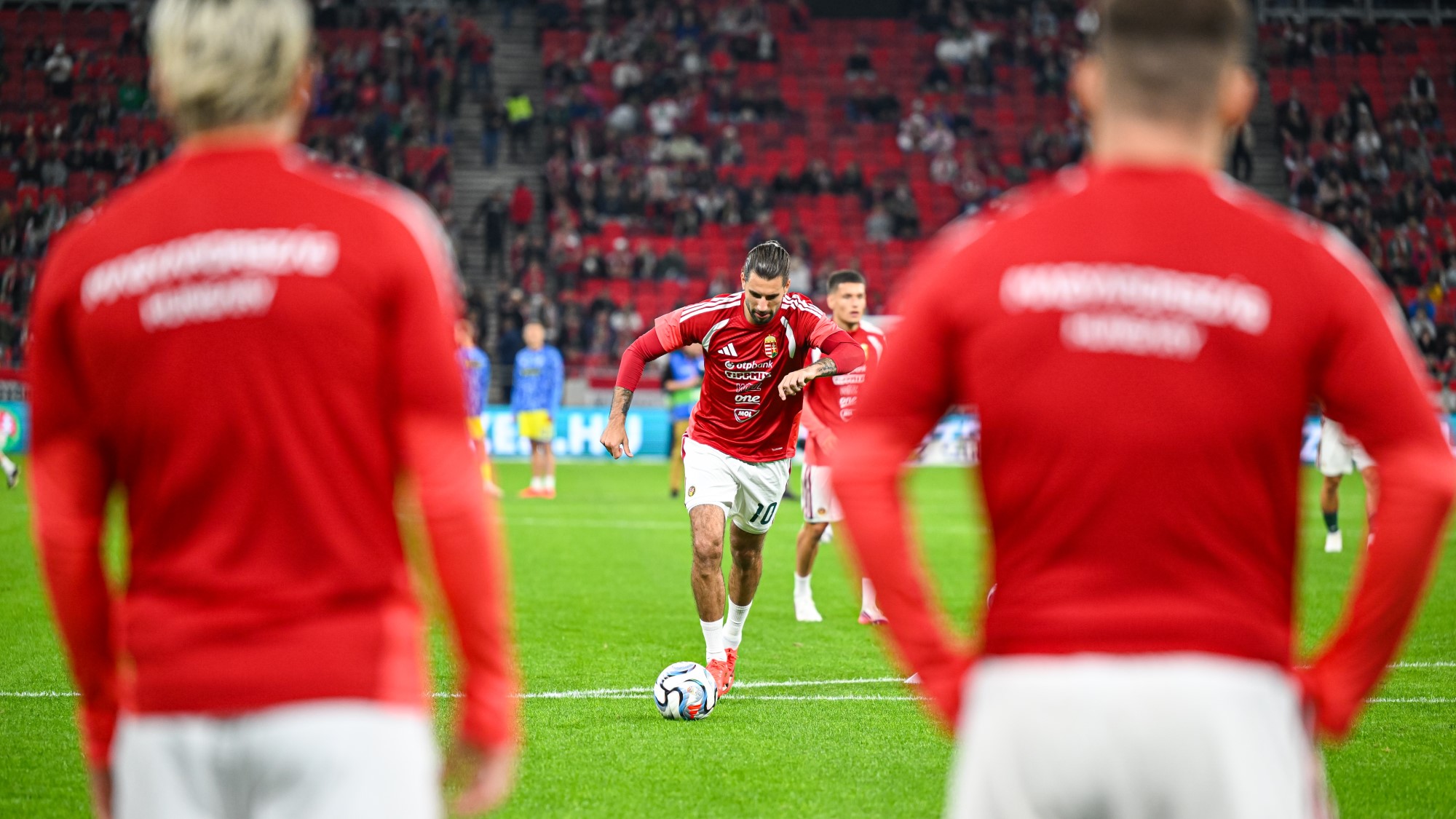 Szoboszlai Dominik bemelegít a válogatott meccse előtt.