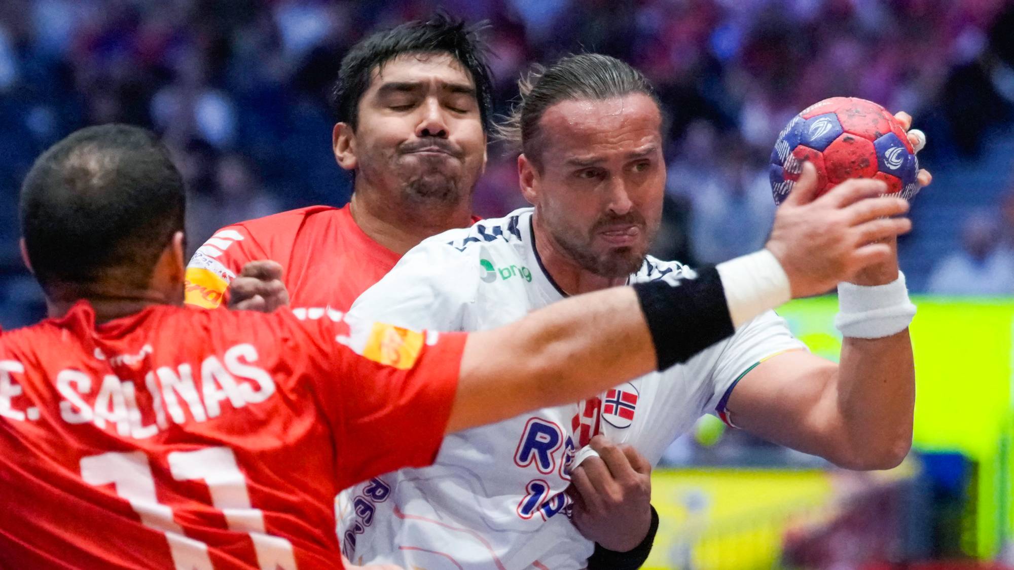 Norway's right back #15 Kent Robin Tonnesen (R) attempts to get past Chile's Esteban Salinas during the Main Round group II match of the IHF Men's Handball World Championship Chile vs Norway in Fornebu, west of Oslo, Norway on January 24, 2025.