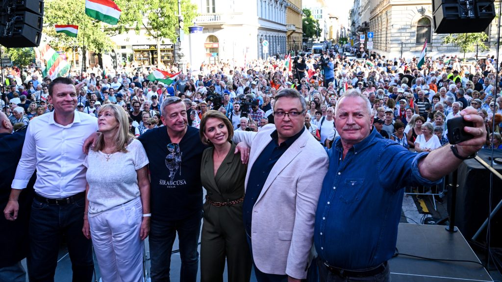 „Azok akarják eltüntetni a Terror Házát, akik soha nem voltak ellenzékben!” – képeken Bayer Zsolték tüntetése