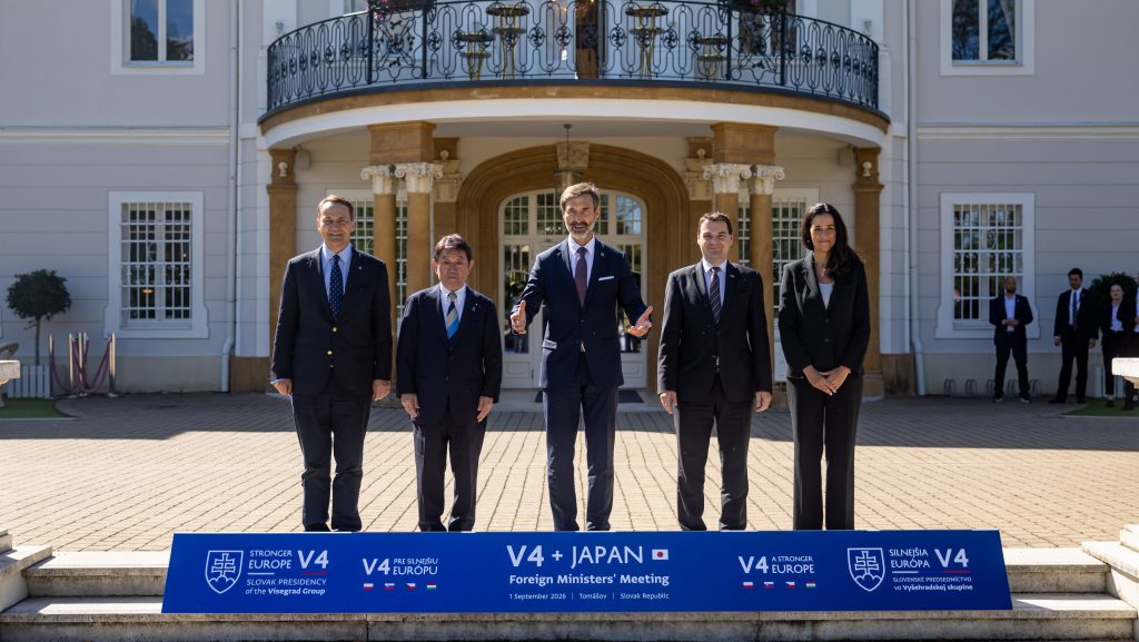 Öt év után ültek újra egy asztalhoz a V4-ek és Japán külügyminiszterei