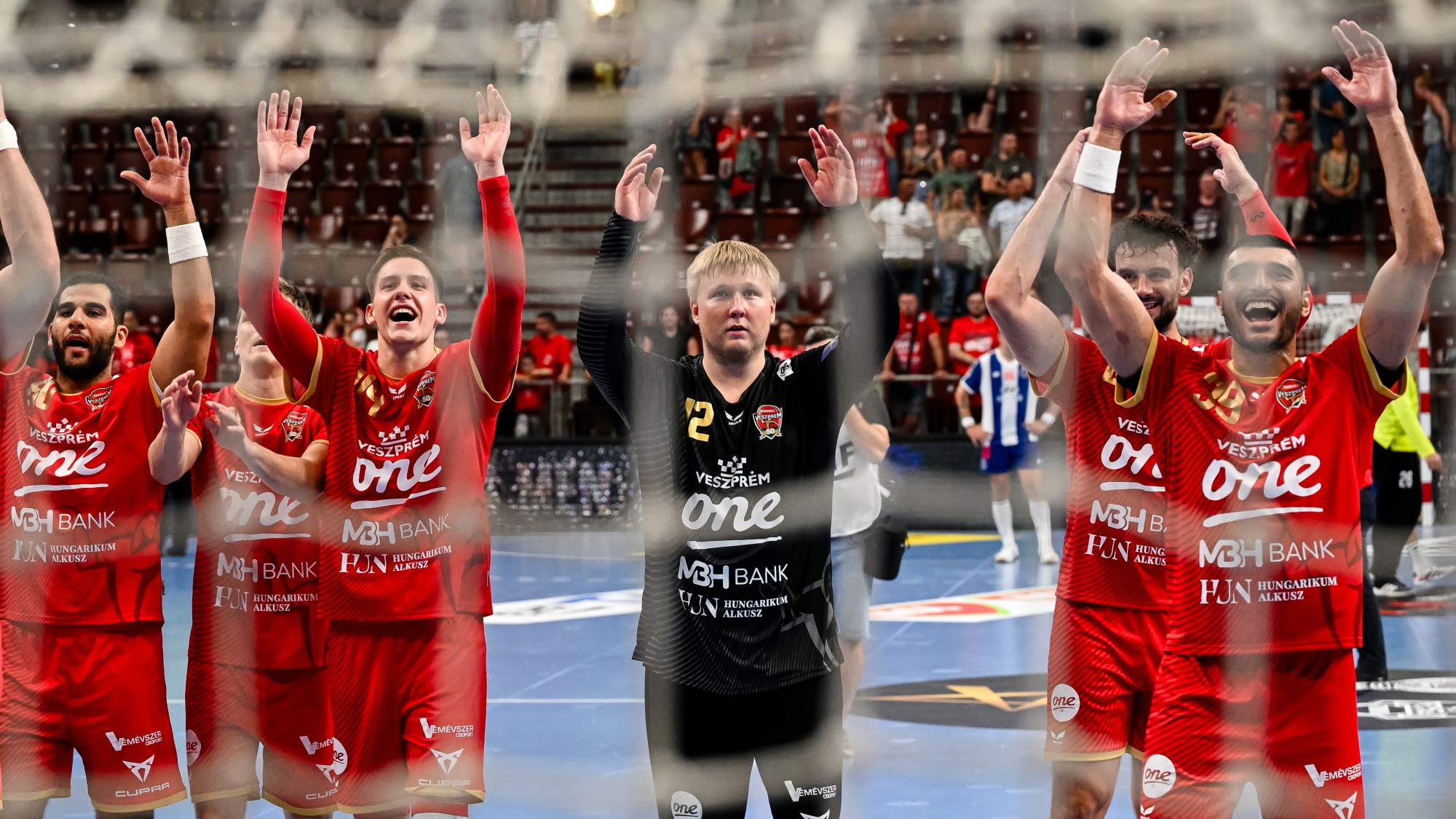 A Veszprém játékosai a férfi kézilabda Bajnokok Ligája csoportkörének 1. fordulójában játszott One Veszprém HC - FC Porto mérkőzés után a One Veszprém Arénában 2026. szeptember 9-én. A mérkőzést az One Veszprém HC nyerte 36-28-ra.