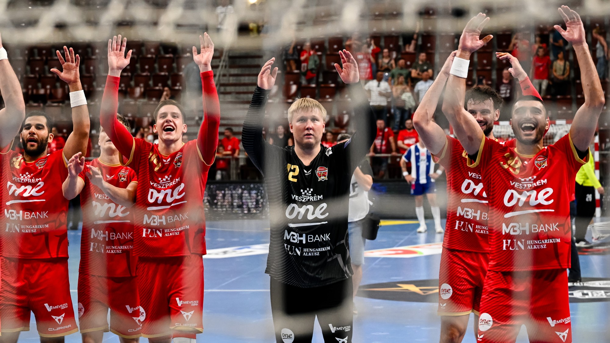 A Veszprém játékosai a férfi kézilabda Bajnokok Ligája csoportkörének 1. fordulójában játszott One Veszprém HC - FC Porto mérkőzés után a One Veszprém Arénában 2026. szeptember 9-én. A mérkőzést az One Veszprém HC nyerte 36-28-ra.