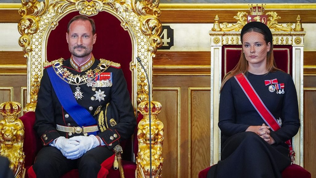 VIII. Haakon norvég király letette az esküt a parlamentben