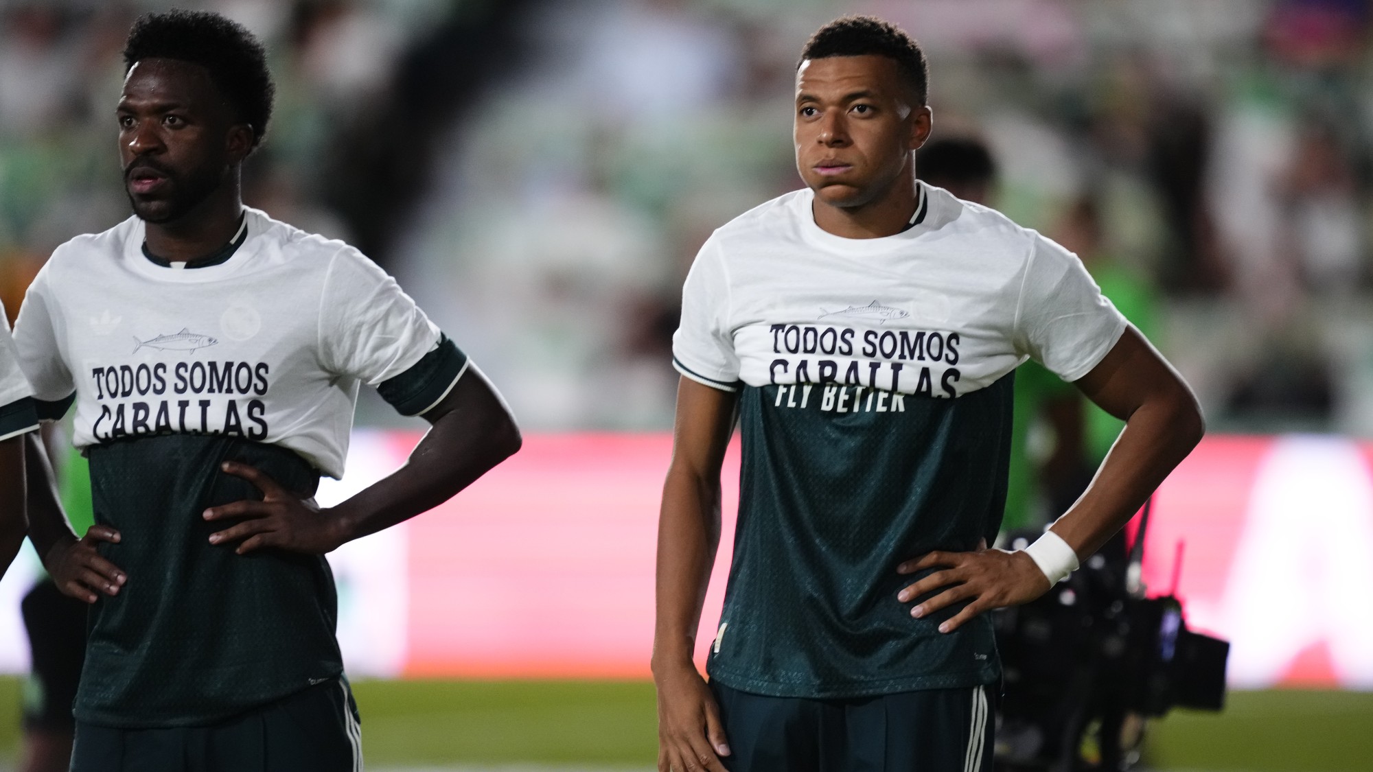 Vinícius Jr., Mbappé és a feltűrt póló.