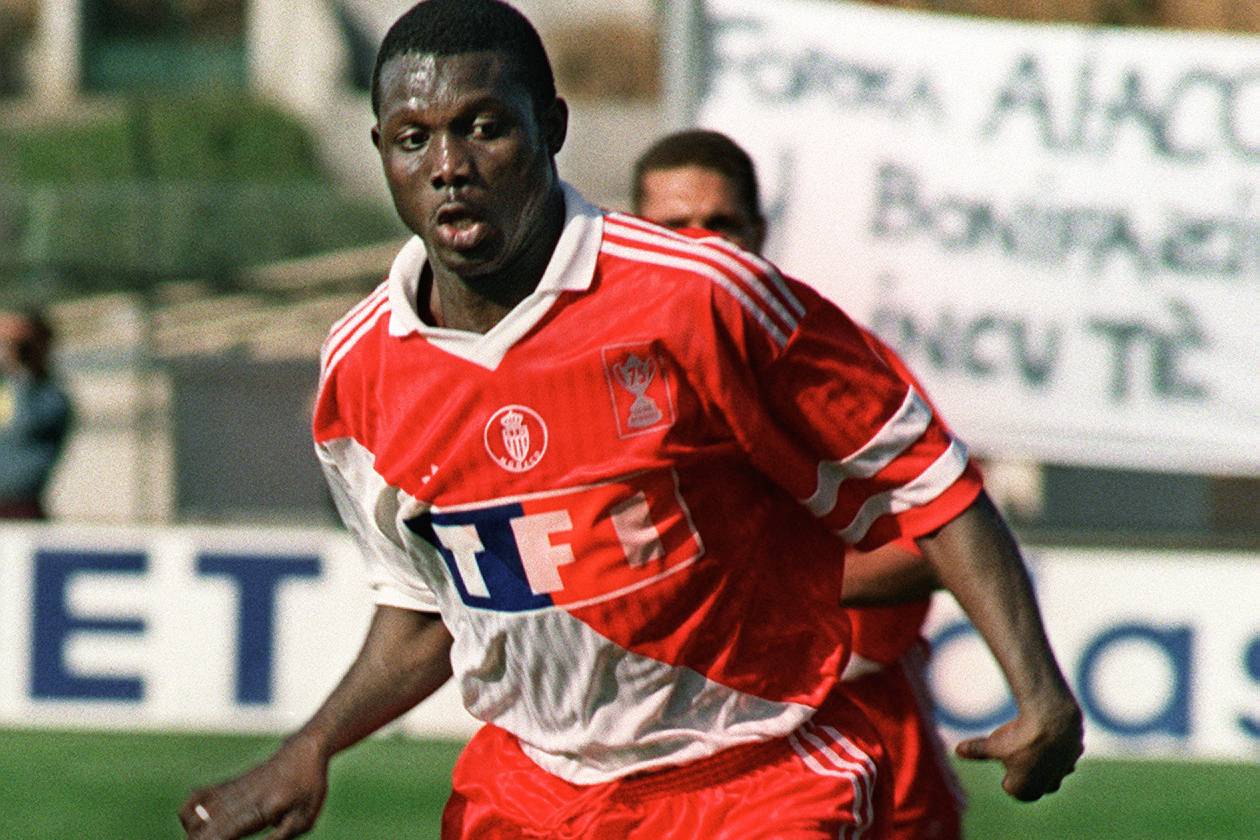 Monaco's Liberian forward George Weah runs with the ball during the French Cup quarterfinal soccer match between Ajaccio and Monaco 22 April 1992 in Ajaccio. Monaco won 3-0 to advance to the semifinals. AFP PHOTO 