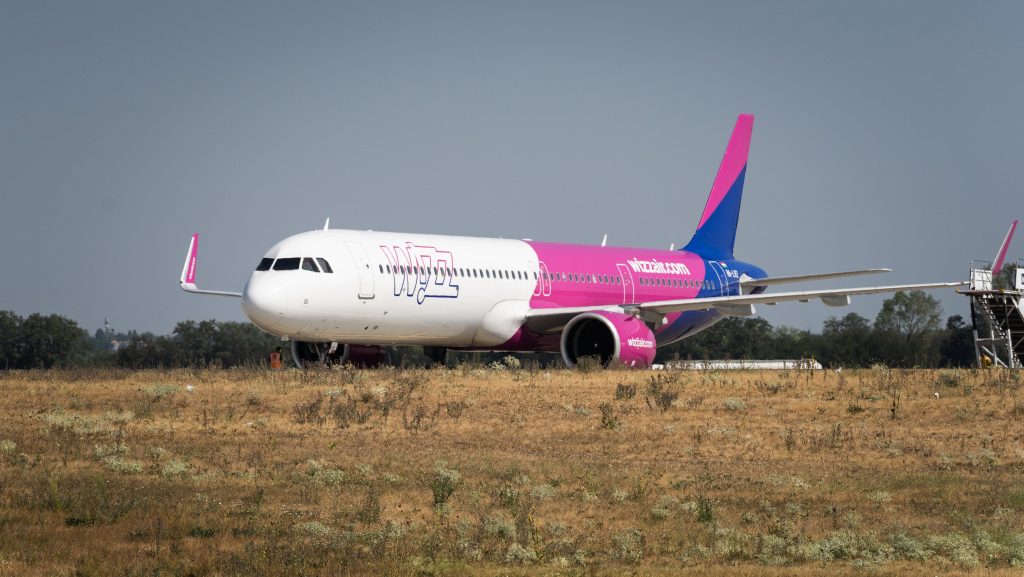 Betelefonáló gyerek miatt maradt a földön a Wizz Air gépe