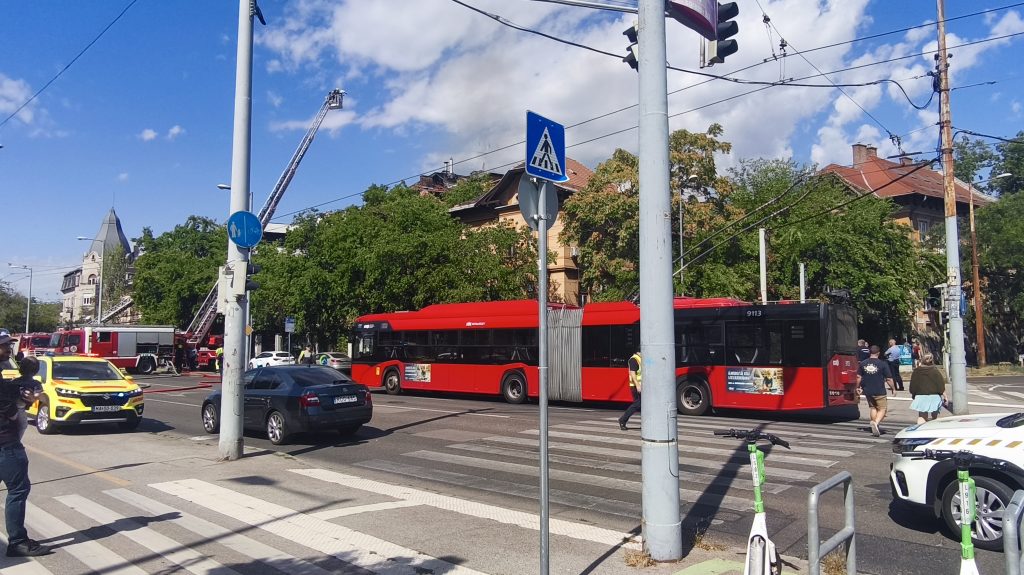 Kigyulladt egy társasház tetőszerkezete Zuglóban, a tűz több lakásra is átterjedt