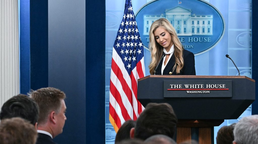 Öt napot sem bírt ki posztján Trump új sajtószóvivője